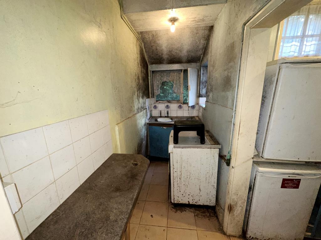 Lot: 149 - GARDEN FLAT FOR REPAIR AND REFURBISHMENT - Kitchen